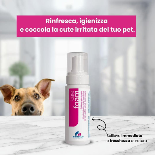Flacone di schiuma igienizzante per cani e gatti con dispenser a pompa, progettato per igienizzare, lenire e rinfrescare la pelle del tuo animale. Ideale per l'uso quotidiano, senza necessità di risciacquo, con azione antibatterica e lenitiva per una cura completa e delicata del manto e della cute di cani e gatti.