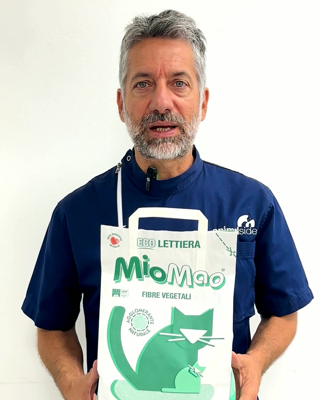 Il dottor Davide Mattalia, veterinario Animalside, mostra una confezione di lettiera vegetale MioMao